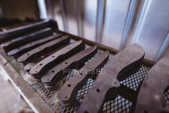 Primer plano de metal de varias formas dispuestas en estante en la industria. forja, metalurgia e industria manufacturera. - foto de stock