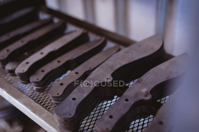 Primer plano de metal de varias formas apiladas en el estante en la industria manufacturera. forja, metalurgia e industria manufacturera. - foto de stock