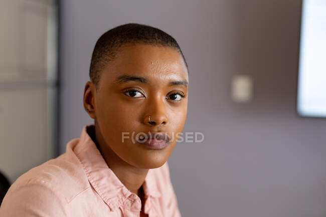 Close-up portrait of confident african american businesswoman with short hair in casual at office. creative business and office. — Stock Photo