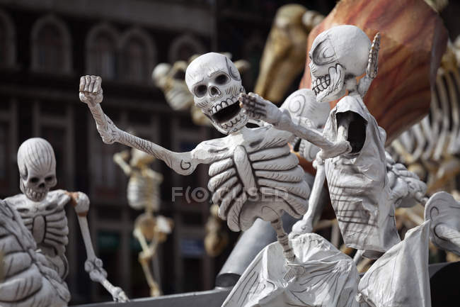 Skelette ist obligatorisches Attribut des traditionellen Tages der Toten — Stockfoto