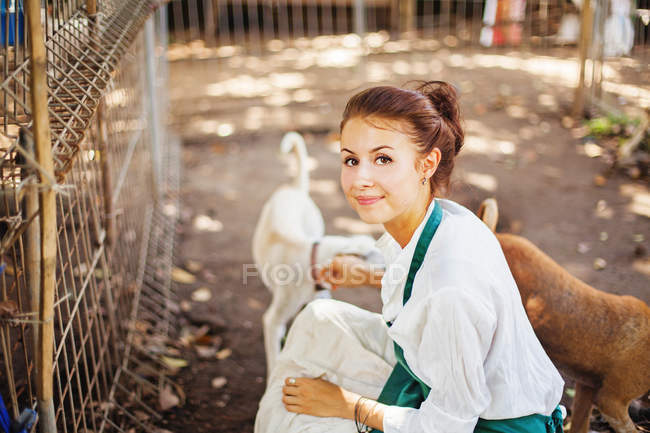 Donna in rifugio per animali — Foto stock