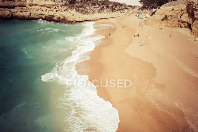 Una vista de la playa en Benagil pueblo de pescadores en la costa de Portugal - foto de stock