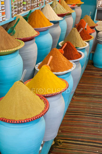 Especias en el mercado Marrakech, Marruecos - foto de stock