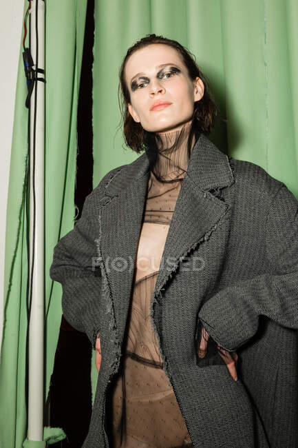 МИЛАН, ИТАЛИЯ - 21 февраля: Великолепная модель позирует за кулисами прямо перед шоу Кристиано Бурани во время Недели женской моды в Милане 21 февраля 2020 года . — стоковое фото
