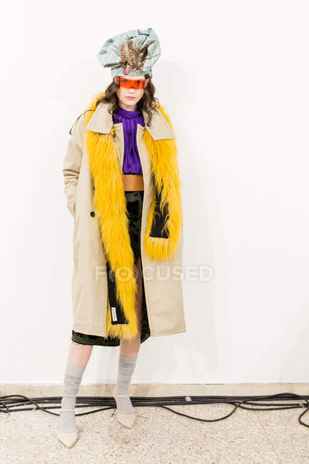 MILÃO, ITÁLIA - FEVEREIRO 21: Modelo lindo posa nos bastidores pouco antes de Lumiere e Kapoor apresentação durante Milan Women 's Fashion Week em fevereiro 21, 2020 em Milão . — Fotografia de Stock