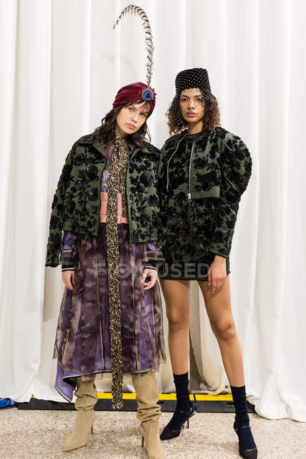 МИЛАН, ИТАЛИЯ - 21 февраля: Великолепные модели позируют за кулисами перед презентацией Люмьера и Капура во время Недели женской моды в Милане 21 февраля 2020 года в Милане . — стоковое фото
