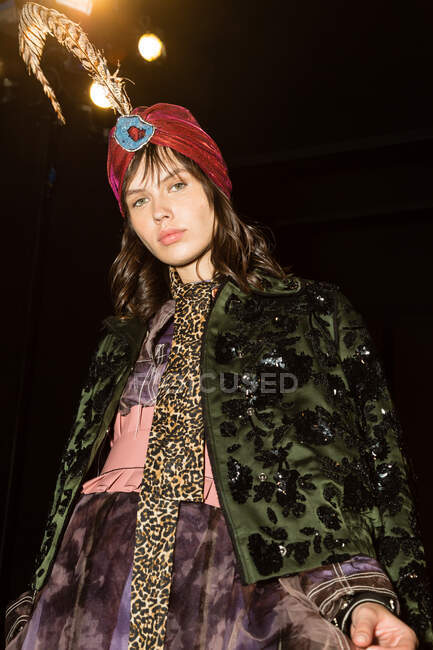 MILAN, ITALY - FEBRUARY 21: Gorgeous model poses in the backstage just before Lumiere and Kapoor presentation during Milan Women's Fashion Week on FEBRUARY 21, 2020 in Milan. — Stock Photo