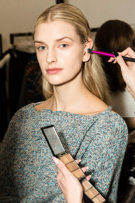 MILAN, ITALY - FEBRUARY 23: Gorgeous model poses in the backstage just before Simona Marziali show during Milan Women's Fashion Week on FEBRUARY 23, 2020 in Milan. — Stock Photo