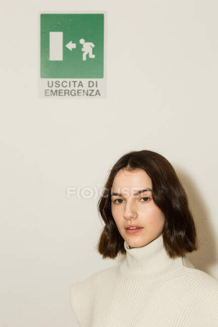 Mailand, Italien - 23. Februar: Wunderschönes Model posiert im Backstage vor der Simona Marziali Show während der Mailänder Frauenmodewoche am 23. Februar 2020 in Mailand. — Stockfoto