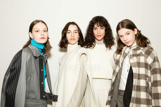 MILÃO, ITÁLIA - FEVEREIRO 23: Modelos lindos posam nos bastidores pouco antes da Simona Marziali durante a Milan Women 's Fashion Week em 23 de fevereiro de 2020 em Milão . — Fotografia de Stock