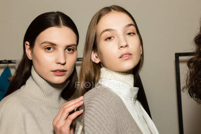 MILÃO, ITÁLIA - FEVEREIRO 23: Modelos lindos posam nos bastidores pouco antes da Simona Marziali durante a Milan Women 's Fashion Week em 23 de fevereiro de 2020 em Milão . — Fotografia de Stock