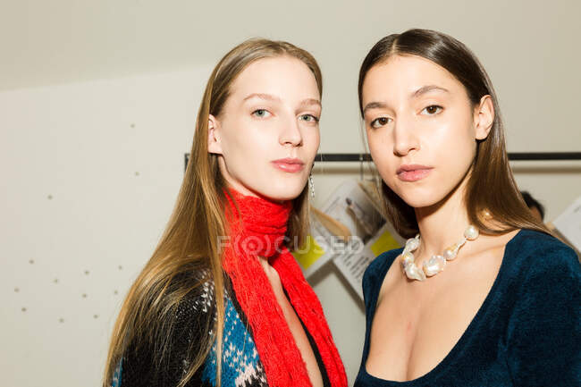 MILÃO, ITÁLIA - FEVEREIRO 19: Modelos lindos posam nos bastidores pouco antes do desfile de Marco Rambaldi durante a Milan Women 's Fashion Week, em 19 de fevereiro de 2020, em Milão . — Fotografia de Stock