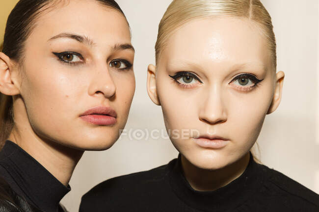 MILAN, ITALY - FEBRUARY 19: Gorgeous models pose in the backstage just before Ultrachic show during Milan Women's Fashion Week on FEBRUARY 19, 2020 in Milan. — Stock Photo