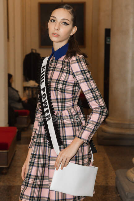 МИЛАН, ИТАЛИЯ - 19 ФЕВРАЛЯ: Великолепная модель позирует за кулисами перед Ультрамеханическим шоу во время Недели женской моды в Милане 19 февраля 2020 года . — стоковое фото