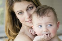Ritratto di madre che tiene in braccio il bambino — Foto stock