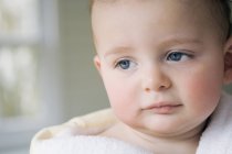 Retrato de bebê pequeno bonito pensativo olhando para longe — Fotografia de Stock