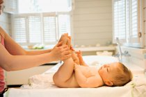 Мати і гола дитина у ванній — стокове фото