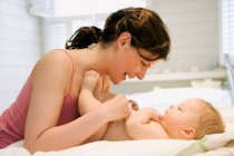 Mãe e bebê nu — Fotografia de Stock