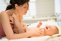 Madre y bebé desnudo, llorando - foto de stock