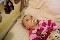 Bébé fille couché dans le lit avec couette — Photo de stock