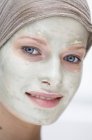 Portrait de jeune femme avec masque de beauté sur le visage — Photo de stock