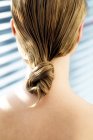 Jeune femme aux cheveux mouillés, vue de dos, gros plan (studio) — Photo de stock