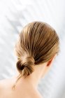 Junge Frau mit nassen Haaren, Blick von hinten, Nahaufnahme (Studio) — Stockfoto