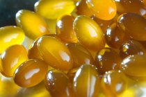 Nahaufnahme von gelben medizinischen Omega-3-Kapseln — Stockfoto