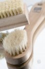 Close-up de madeira Banho e unhas escovas sobre fundo branco — Fotografia de Stock