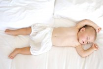 Carino bambino ragazzo dormire su letto — Foto stock