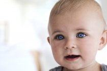 Ritratto di bambino carino con gli occhi azzurri — Foto stock
