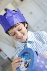 Ritratto di un bambino che apre il regalo in blue box — Foto stock