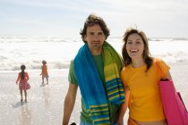 Батьки і двоє дітей, які ходять на пляжі, на відкритому повітрі — стокове фото