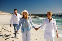 Paar und Seniorin am Strand — Stockfoto