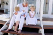 Nonno e figli a casa — Foto stock
