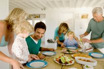Familia almorzando en casa - foto de stock