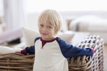 Porträt eines glücklichen kleinen Jungen im Wohnzimmer — Stockfoto