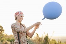 Donna felice giocare con palloncino in natura — Foto stock