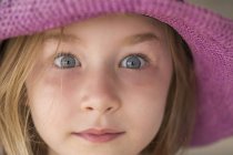 Крупним планом маленька дівчинка з блакитними очима дивиться здивовано — стокове фото