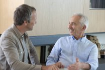 Uomo anziano che discute con il consulente finanziario a casa — Foto stock