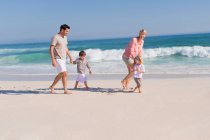 Famiglia godendo di vacanze sulla spiaggia — Foto stock