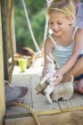 Девушка играет с игрушками в домике на дереве — стоковое фото