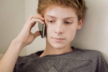 Мальчик-подросток на телефоне — стоковое фото