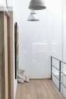 Orsacchiotto sul pavimento in legno in un angolo della casa moderna — Foto stock