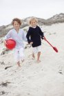 Веселі діти біжать на піщаному пляжі — стокове фото