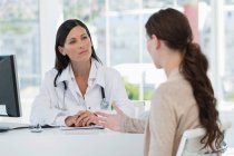 Médecin féminin discutant avec un patient — Photo de stock