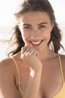 Portrait of young smiling woman on beach — Stock Photo