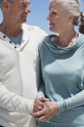 Romantisches Seniorenpaar schaut sich im Freien an — Stockfoto