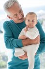Glücklicher Großvater mit Baby-Enkelin — Stockfoto