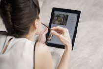 Primer plano de la mujer usando tableta digital - foto de stock